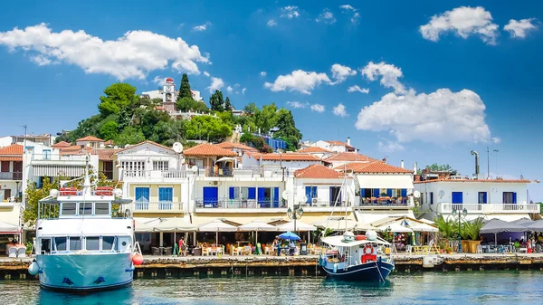 Skiathos ciudad en Isla de Skiathos, Grecia . — Foto de Stock