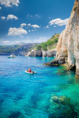 Yunanistan 'ın Zakynthos adasındaki mavi mağaralar. 