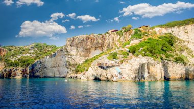Yunanistan 'ın Zakynthos adasındaki mavi mağaralar. 