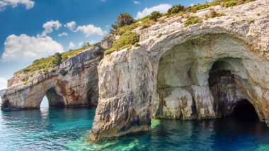 Yunanistan 'ın Zakynthos adasındaki mavi mağaralar. 