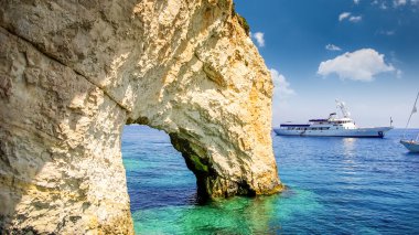Yunanistan 'ın Zakynthos adasındaki mavi mağaralar. 