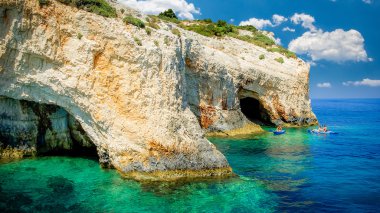 Yunanistan 'ın Zakynthos adasındaki mavi mağaralar. 