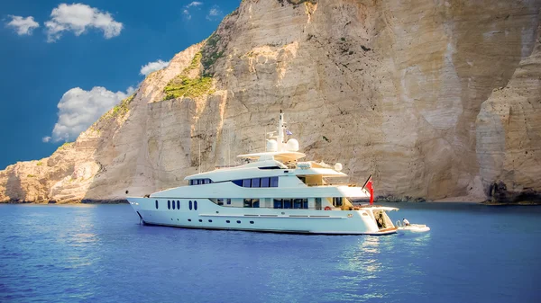 Witte luxejacht navigeert in prachtige blauwe water in de buurt van zaky — Stockfoto