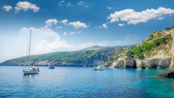 Yunanistan 'ın Zakynthos adasındaki mavi mağaralar. 