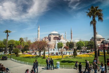 Istanbul, Türkiye - 16 Nisan 2015: Ayasofya Sophia cami bahar