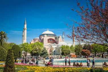 Istanbul, Türkiye - 16 Nisan 2015: Ayasofya Sophia cami bahar. 