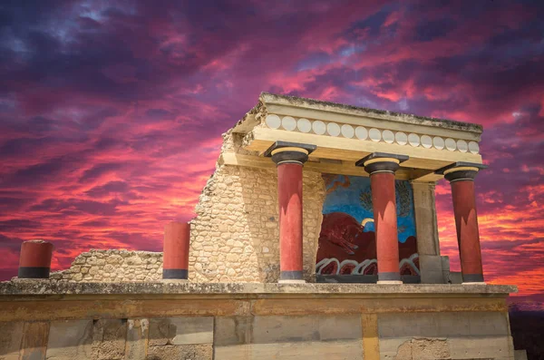 Impresionante puesta de sol sobre el palacio de Knossos, isla de Creta, Grecia . — Foto de Stock