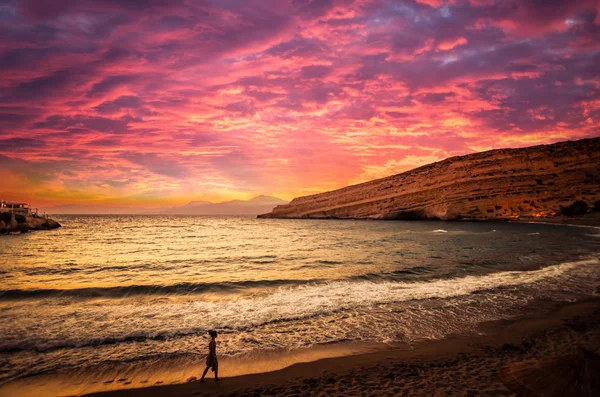Coucher de soleil sur la plage de Matala sur l'île de Crète, Grèce — Photo