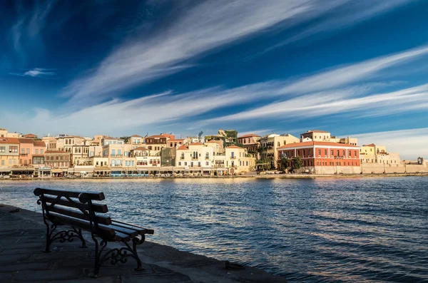 Vista del antiguo puerto veneciano de Chania en la isla de Creta, Grecia — Foto de Stock
