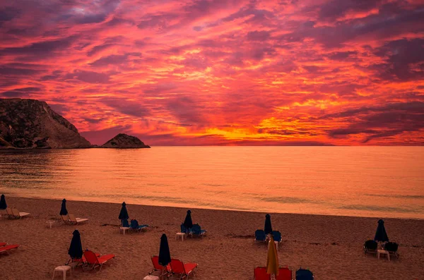 Coucher de soleil sur la plage de Petani, île de Céphalonie, Grèce — Photo