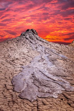 Çamurlu Volkanlar, Buzau İlçesi, Romanya üzerinden günbatımı