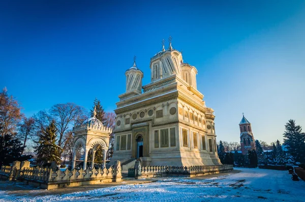 Монастырь Куртеа де Арж зимой, Румыния — стоковое фото