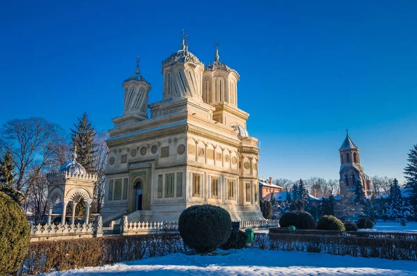 Монастырь Куртеа де Арж зимой, Румыния — стоковое фото