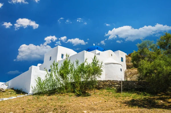 Tradicional monastiri branco em Paros Island, Grécia — Fotografia de Stock