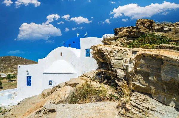 Traditionelles weißes Kloster auf der Insel Paros, Griechenland — Stockfoto