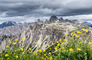 Cadini ve Marmarole Dağları, İtalya. İtalya, Tre Cime di Lavaredo 'dan Dolomiti' nin manzarası çok güzel.