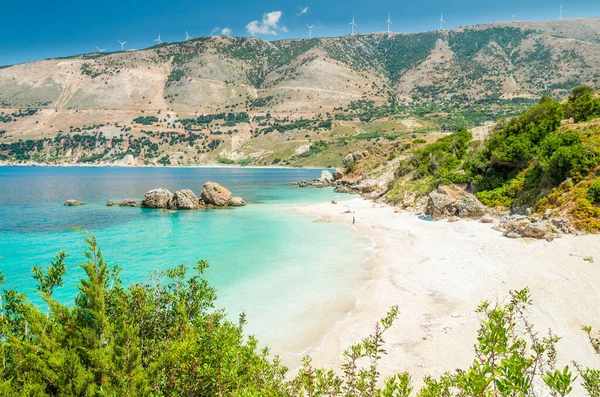 希腊Kefalonia岛Vouti海滩 人们在海滩上放松 海滩四周都是花 — 图库照片