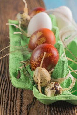 Kutu Paskalya yumurta. Dekorasyonu ile renkli Paskalya yumurtaları.