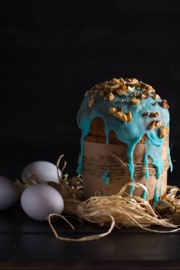 Renkli buzlanma ve Paskalya yumurta Paskalya kek kaplı.