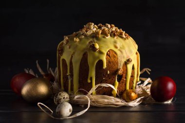 Renkli buzlanma ve Paskalya yumurta Paskalya kek kaplı.