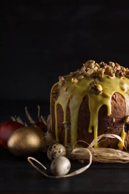 Renkli buzlanma ve Paskalya yumurta Paskalya kek kaplı.