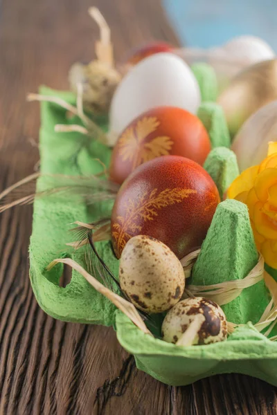 Kutu Paskalya yumurta. Dekorasyonu ile renkli Paskalya yumurtaları.