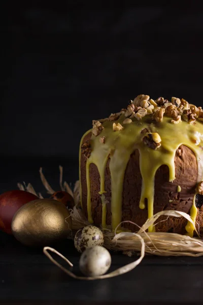 Renkli buzlanma ve Paskalya yumurta Paskalya kek kaplı.