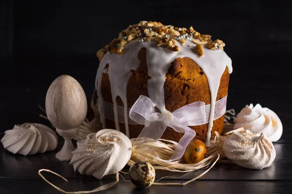 Renkli buzlanma ve Paskalya yumurta Paskalya kek kaplı.