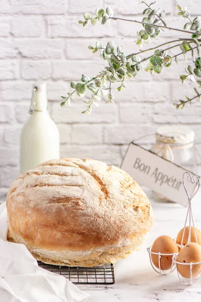 Yuvarlak somun taze ev yapımı beyaz ekmek. Uzunluk anahtarı.