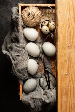 Poşette paketlenmiş ekmek ekmeği. Ahşap arkaplan.