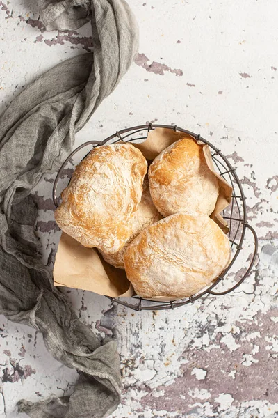 İtalyan ciabatta ekmekli sepet.