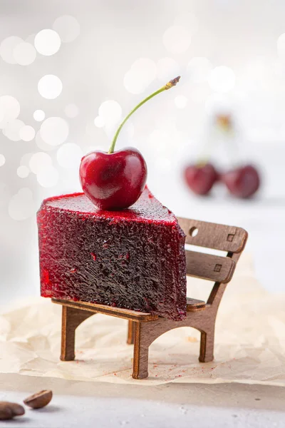 El yapımı vişne reçeli. Beyaz arkaplanda.