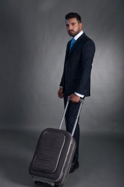 Bavullu bir iş adamı.