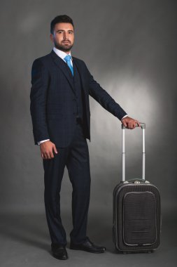 Bavullu bir iş adamı.