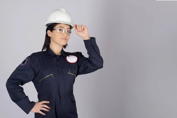 Joven hermosa constructora mujer en uniforme — Foto de Stock