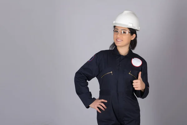 Joven hermosa constructora mujer en uniforme — Foto de Stock