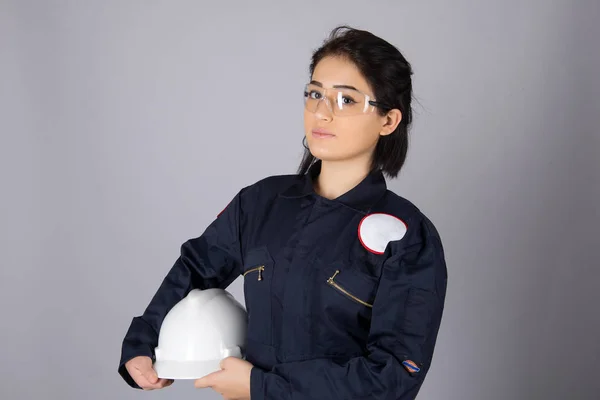 Joven hermosa constructora mujer en uniforme — Foto de Stock