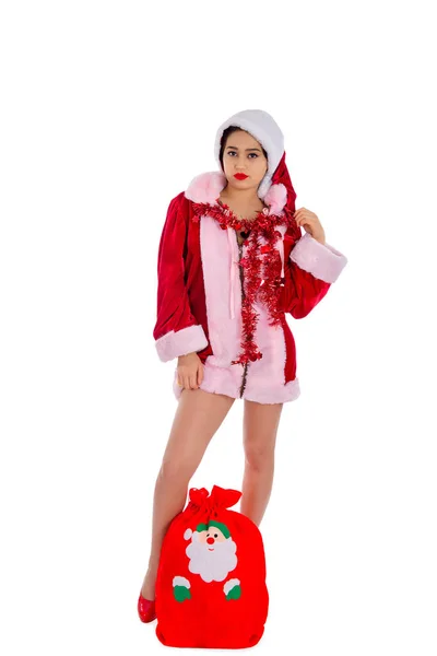 Menina loira sexy bonita em um traje de Natal em uma árvore de Natal — Fotografia de Stock
