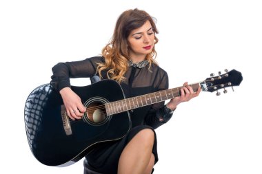 genç iş kadını gitar ile