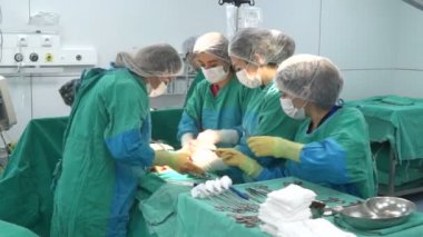 Bakü, Azerbaycan-Şubat 2016. Ameliyat ekibi sezaryen ameliyatı operasyonu. Sezaryen, sezaryen. Jinekologlar ve doğum ebe. Doğumhaneye. Bebek Hamile hastanede