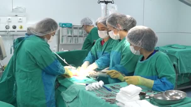 Bakoe, Azerbeidzjan-februari 2016. Chirurgisch team chirurgie bewerking, keizersnede. Keizersnede, c-section. Gynaecologen en introducte bevalling. Kraamkliniek. Kind in de kraamkliniek — Stockvideo