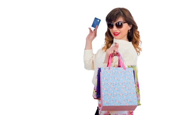 Mujer feliz con bolsas de compras y tarjeta de crédito — Foto de Stock