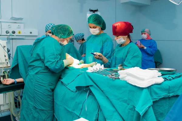 Bakú, Azerbaiyán- Mayo 2016. Equipo quirúrgico operando, cesárea. Ginecólogos y parteras dando a luz. Sala de maternidad. Bebé en el hospital de maternidad — Foto de Stock