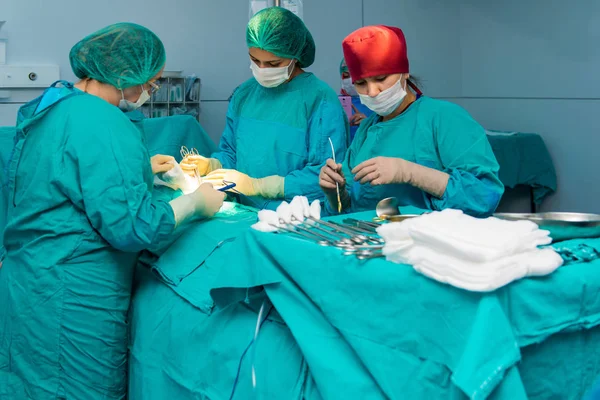 Baku, Azerbaijão maio 2016. Equipa cirúrgica a fazer cirurgia, cesariana. Ginecologistas e parteiras dando à luz. Enfermaria de maternidade. Lactente em maternidade — Fotografia de Stock