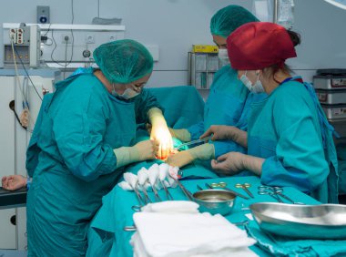 Bakü, Azerbaycan - 2016 olabilir. Ameliyat ekibi sezaryen ameliyatı operasyonu. Jinekologlar ve doğum ebe.