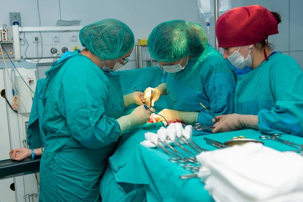 Baku, Azerbaijan- May 2016. Surgical team performing surgery operation, cesarean section. Gynecologists and midwifes giving birth. — Stock Photo, Image