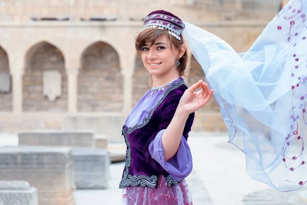 Geleneksel Azeri elbiseli genç Türk-azeri kadın.