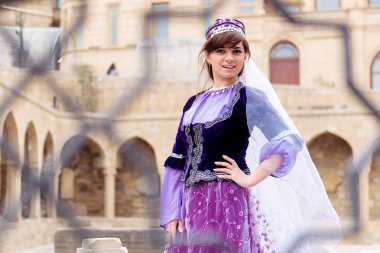 Geleneksel elbiseli genç Türk-azeri kadın