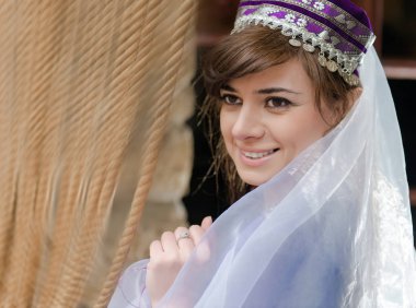 Geleneksel elbiseli genç Türk-azeri kadın