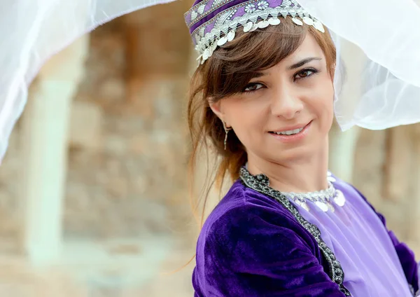 Νεαρή γυναίκα Τουρκίας-Αζερμπαϊτζάν με παραδοσιακή ενδυμασία — Φωτογραφία Αρχείου